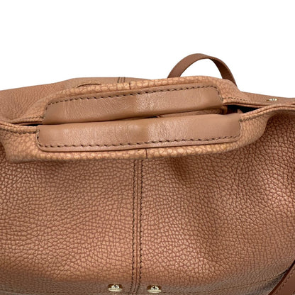 manici  Borsa Borbonese in pelle martellata rosa con parti metalliche dorate; munita di doppi manici e una tracolla amovibile. Completa di dustbag, di lusso, originale, usata. 