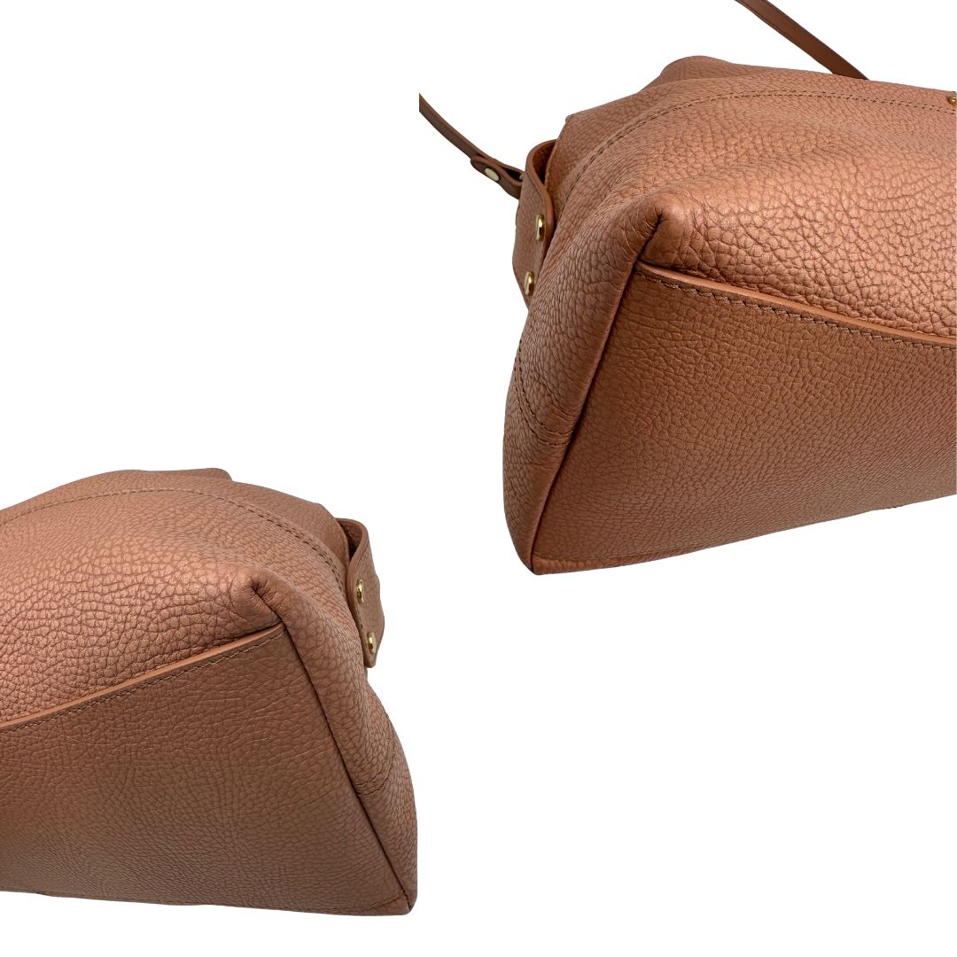 angoli  Borsa Borbonese in pelle martellata rosa con parti metalliche dorate; munita di doppi manici e una tracolla amovibile. Completa di dustbag, di lusso, originale, usata. 