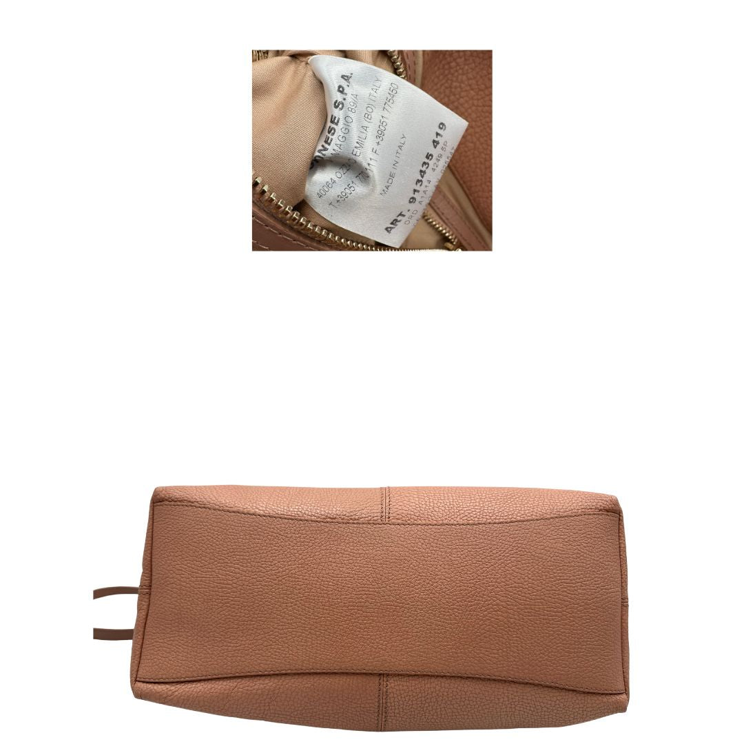 base  Borsa Borbonese in pelle martellata rosa con parti metalliche dorate; munita di doppi manici e una tracolla amovibile. Completa di dustbag, di lusso, originale, usata. 