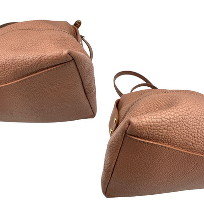 angoli  Borsa Borbonese in pelle martellata rosa con parti metalliche dorate; munita di doppi manici e una tracolla amovibile. Completa di dustbag, di lusso, originale, usata. 