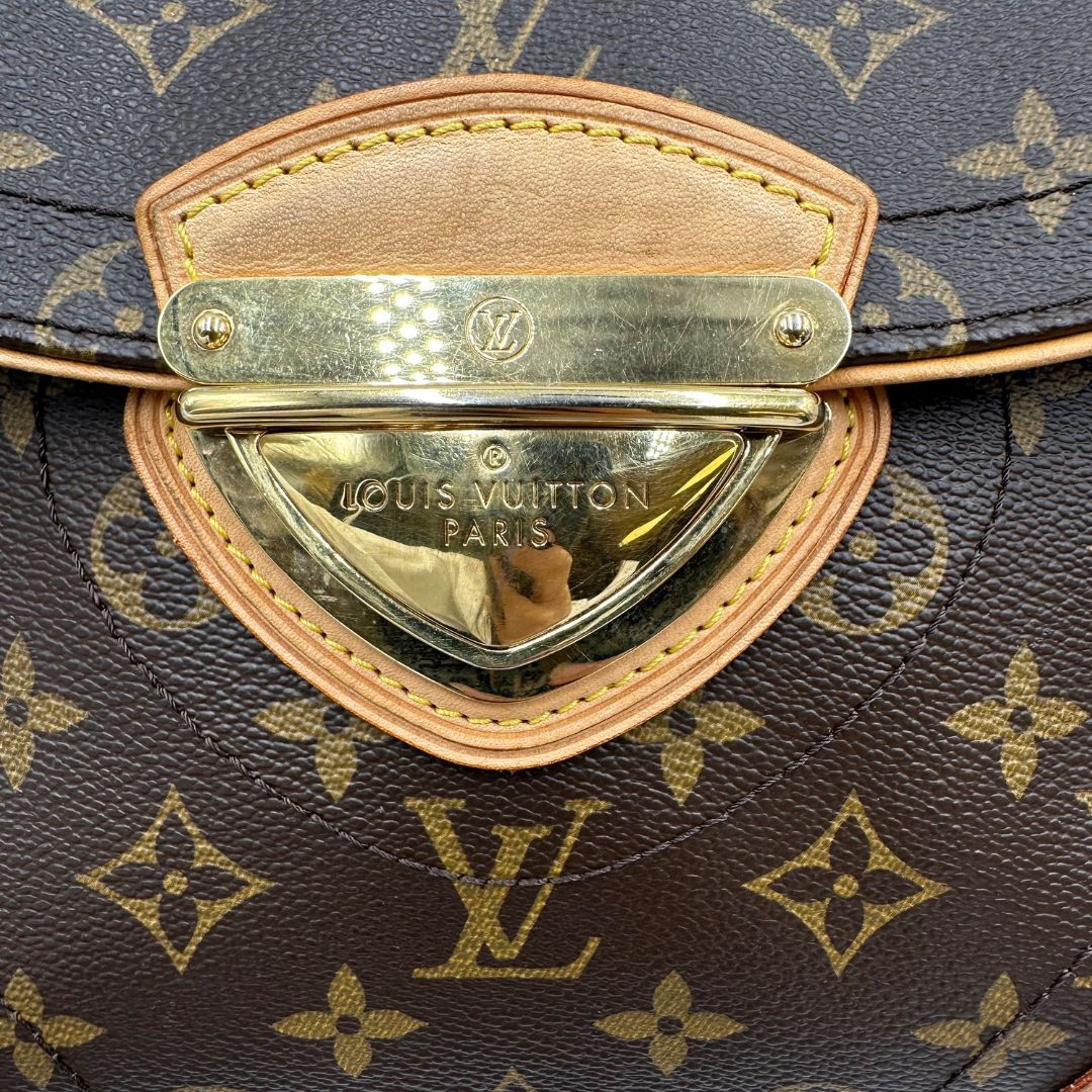 chiusura  Borsa Beverly LV in canvas marrone monogram, finiture in vacchetta naturale e metalleria dorata. Indossabile a spalla oppure a mano, di lusso, originale, ottime condizioni, usata. 