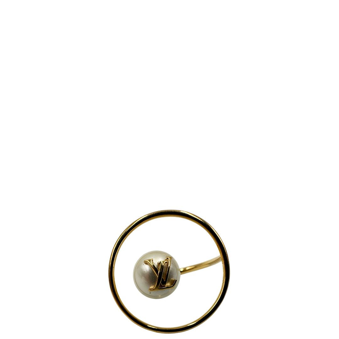  Anello Louis Vuitton in metallo dorato impreziosito da una perla in resina bianca logata. Full set, di lusso, originale, usato.