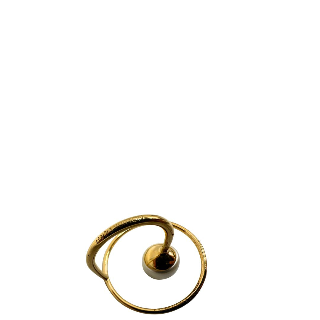  Anello Louis Vuitton in metallo dorato impreziosito da una perla in resina bianca logata. Full set, di lusso, originale, usato.
