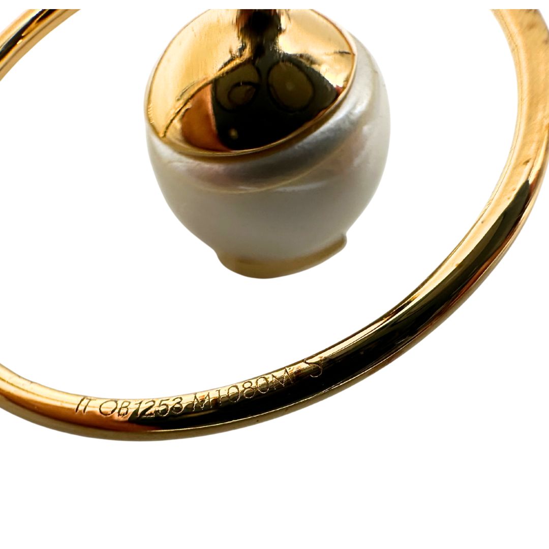  Anello Louis Vuitton in metallo dorato impreziosito da una perla in resina bianca logata. Full set, di lusso, originale, usato.