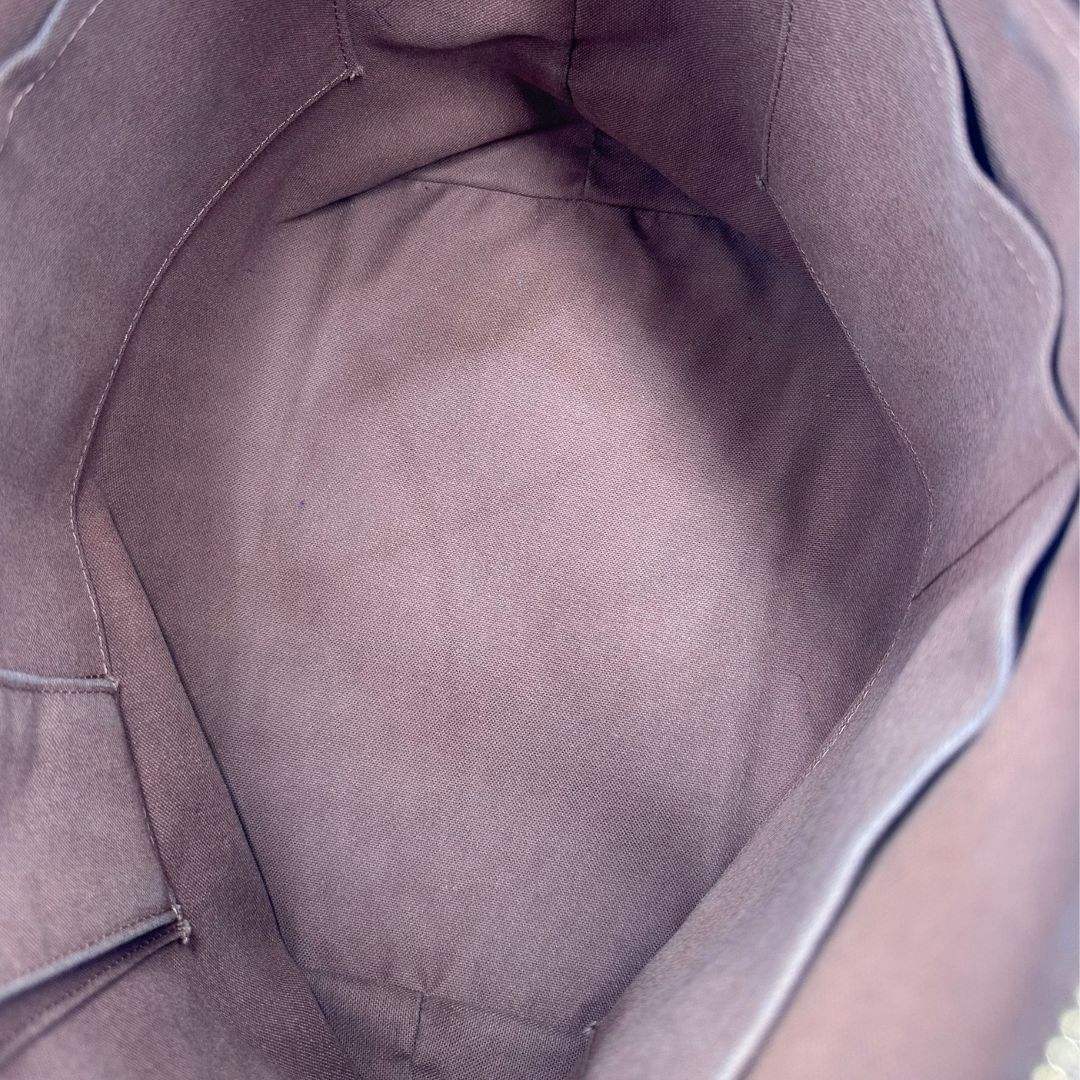 interno Borsa Louis Vuitton in canvas marrone monogram con parti metalliche dorate e finiture in vacchetta naturale; munita di una tracolla amovibile e regolabile e doppi manici. Indossabile a spalla oppure a mano. Completa di dustbag, di lusso, originale, ottime condizioni, usata. 