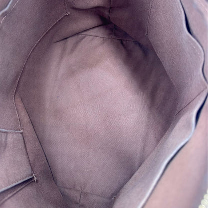 interno Borsa Louis Vuitton in canvas marrone monogram con parti metalliche dorate e finiture in vacchetta naturale; munita di una tracolla amovibile e regolabile e doppi manici. Indossabile a spalla oppure a mano. Completa di dustbag, di lusso, originale, ottime condizioni, usata. 