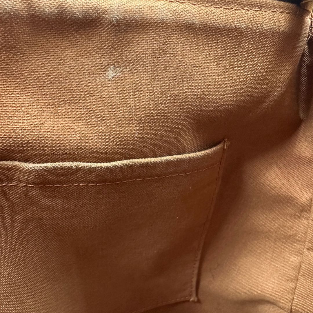 interno Borsa Louis Vuitton in canvas marrone monogram con parti metalliche dorate e finiture in vacchetta naturale; munita di una tracolla amovibile e regolabile e doppi manici. Indossabile a spalla oppure a mano. Completa di dustbag, di lusso, originale, ottime condizioni, usata. 