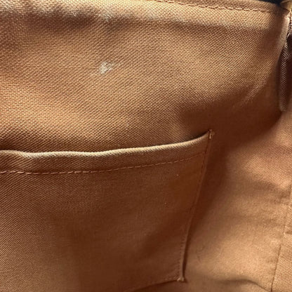 interno Borsa Louis Vuitton in canvas marrone monogram con parti metalliche dorate e finiture in vacchetta naturale; munita di una tracolla amovibile e regolabile e doppi manici. Indossabile a spalla oppure a mano. Completa di dustbag, di lusso, originale, ottime condizioni, usata. 