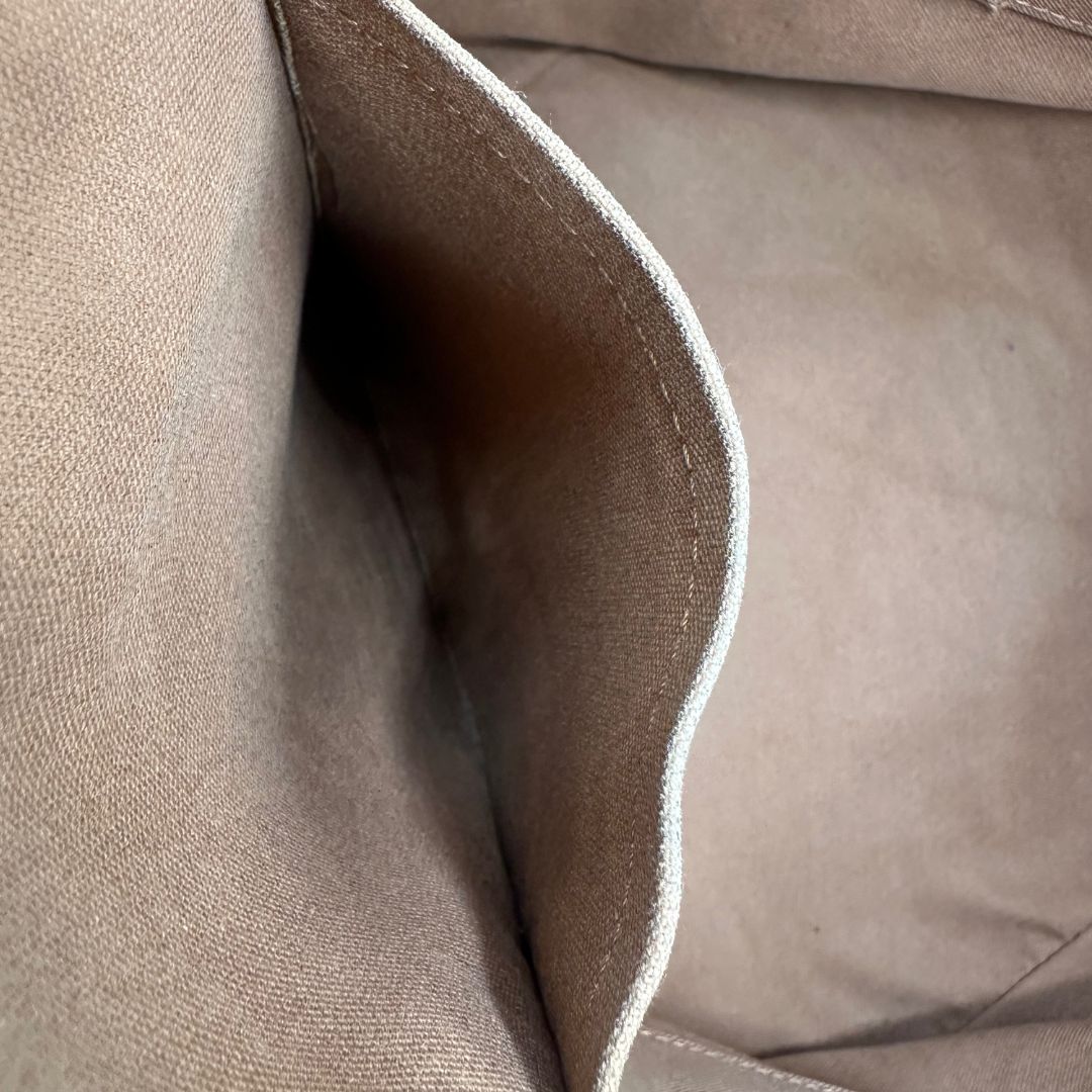 interno Borsa Louis Vuitton in canvas marrone monogram con parti metalliche dorate e finiture in vacchetta naturale; munita di una tracolla amovibile e regolabile e doppi manici. Indossabile a spalla oppure a mano. Completa di dustbag, di lusso, originale, ottime condizioni, usata. 