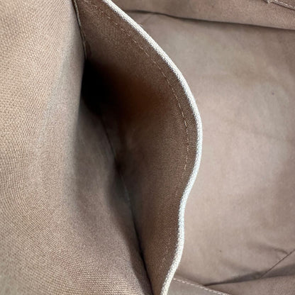 interno Borsa Louis Vuitton in canvas marrone monogram con parti metalliche dorate e finiture in vacchetta naturale; munita di una tracolla amovibile e regolabile e doppi manici. Indossabile a spalla oppure a mano. Completa di dustbag, di lusso, originale, ottime condizioni, usata. 