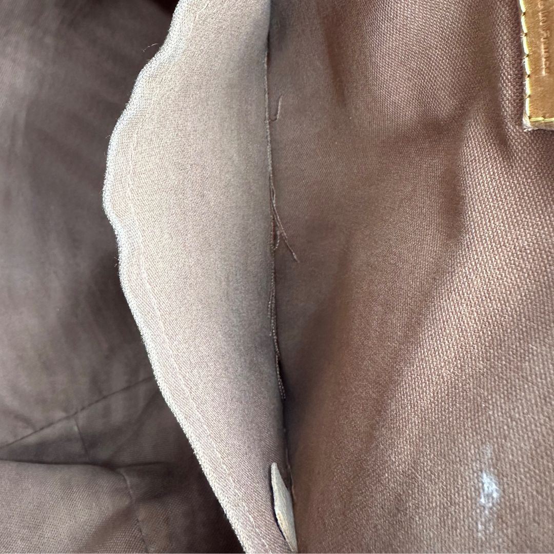 interno Borsa Louis Vuitton in canvas marrone monogram con parti metalliche dorate e finiture in vacchetta naturale; munita di una tracolla amovibile e regolabile e doppi manici. Indossabile a spalla oppure a mano. Completa di dustbag, di lusso, originale, ottime condizioni, usata. 