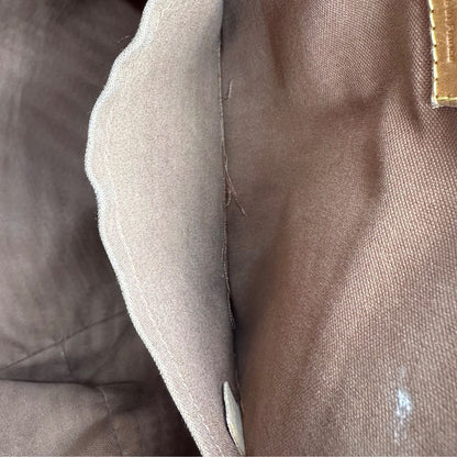 interno Borsa Louis Vuitton in canvas marrone monogram con parti metalliche dorate e finiture in vacchetta naturale; munita di una tracolla amovibile e regolabile e doppi manici. Indossabile a spalla oppure a mano. Completa di dustbag, di lusso, originale, ottime condizioni, usata. 