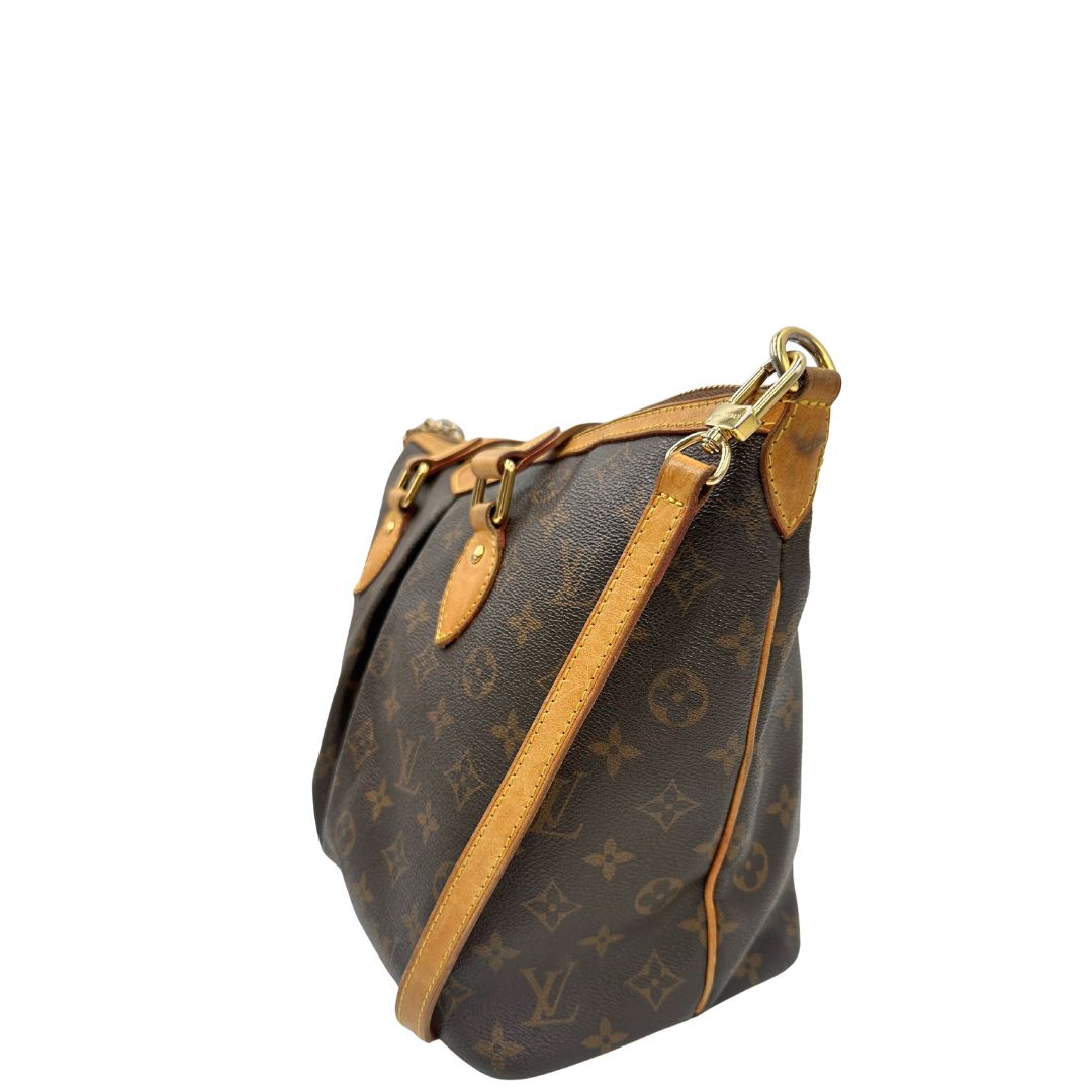 lato Borsa Louis Vuitton in canvas marrone monogram con parti metalliche dorate e finiture in vacchetta naturale; munita di una tracolla amovibile e regolabile e doppi manici. Indossabile a spalla oppure a mano. Completa di dustbag, di lusso, originale, ottime condizioni, usata. 