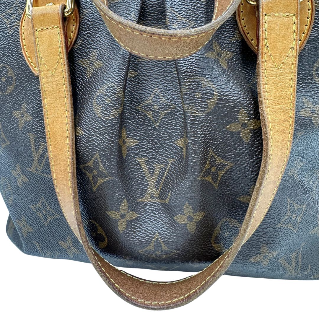 manici Borsa Louis Vuitton in canvas marrone monogram con parti metalliche dorate e finiture in vacchetta naturale; munita di una tracolla amovibile e regolabile e doppi manici. Indossabile a spalla oppure a mano. Completa di dustbag, di lusso, originale, ottime condizioni, usata. 
