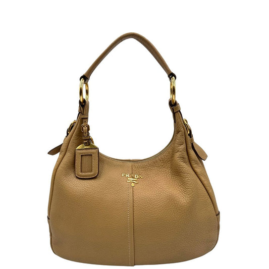 front  Borsa Hobo Prada in pelle martellata color cammello con parti metalliche dorate. Indossabile a spalla, di lusso, originale, usata. 