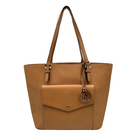 Front di una Borsa Michael Kors in pelle saffiano color cammello con parti metalliche dorate; munita di doppi manici. Indossabile a spalla. Origianle, usata, di lusso, in ottime condizioni.