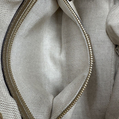 interno Borsa Gucci in pelle dorata con parti metalliche tono su tono; munita di doppi manici in catena e impreziosita da nappa decorativa. Completa di dustbag, di lusso, originale, ottime condizioni, usata. 
