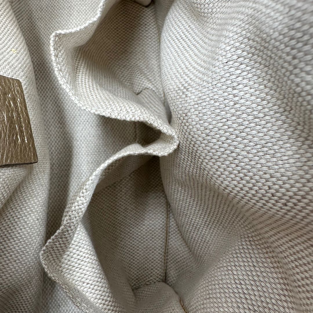interno Borsa Gucci in pelle dorata con parti metalliche tono su tono; munita di doppi manici in catena e impreziosita da nappa decorativa. Completa di dustbag, di lusso, originale, ottime condizioni, usata. 