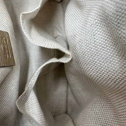 interno Borsa Gucci in pelle dorata con parti metalliche tono su tono; munita di doppi manici in catena e impreziosita da nappa decorativa. Completa di dustbag, di lusso, originale, ottime condizioni, usata. 