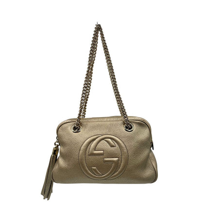 front Borsa Gucci in pelle dorata con parti metalliche tono su tono; munita di doppi manici in catena e impreziosita da nappa decorativa. Completa di dustbag, di lusso, originale, ottime condizioni, usata. 
