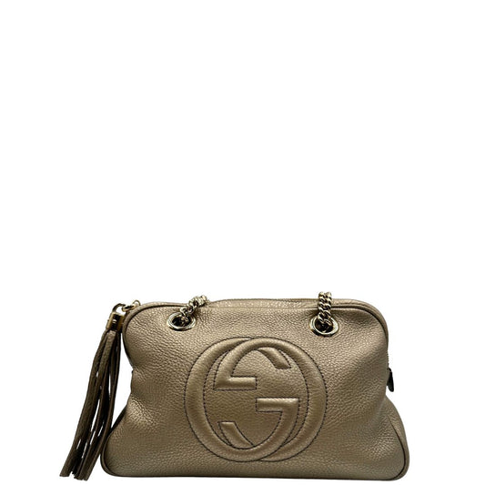 front Borsa Gucci in pelle dorata con parti metalliche tono su tono; munita di doppi manici in catena e impreziosita da nappa decorativa. Completa di dustbag, di lusso, originale, ottime condizioni, usata. 