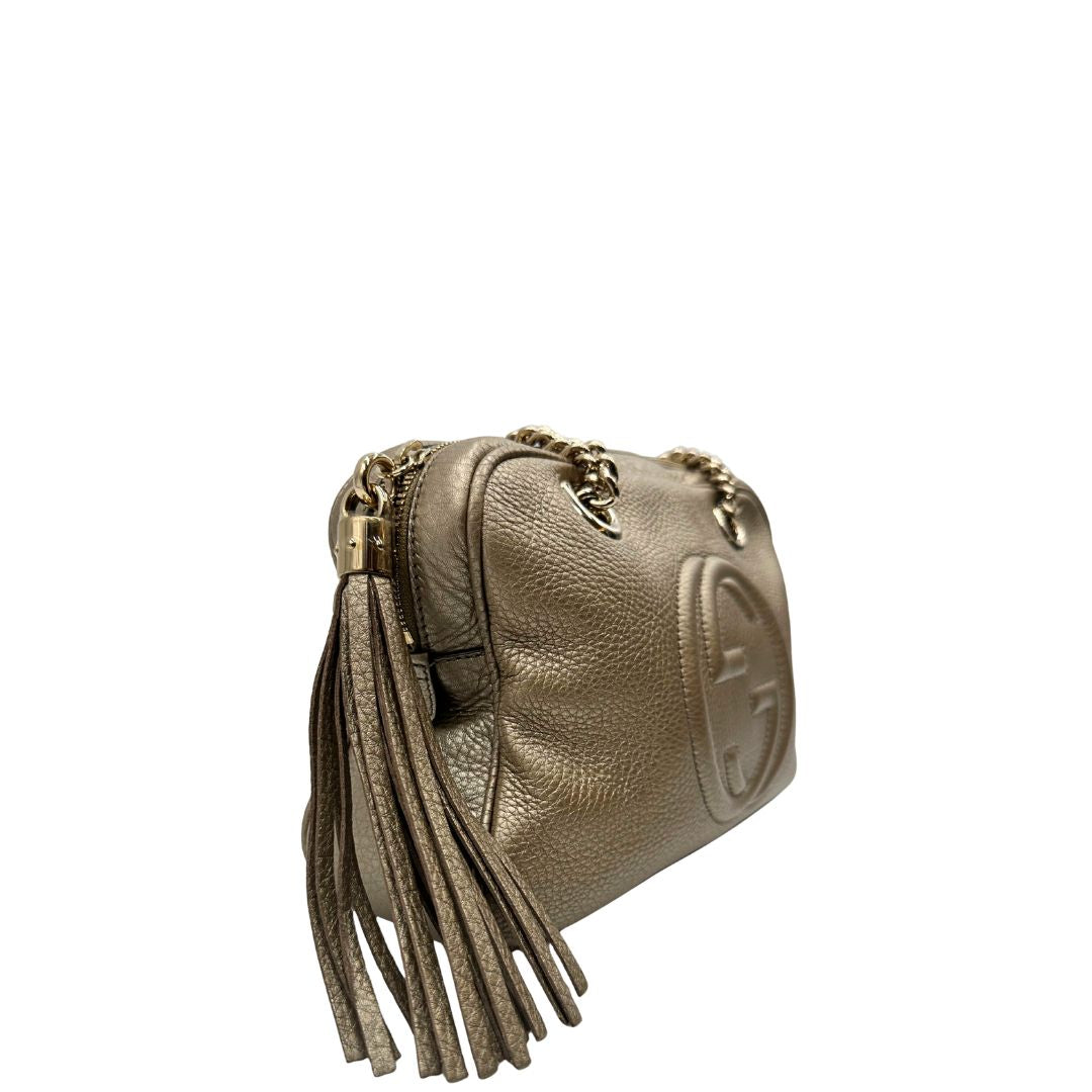 lato Borsa Gucci in pelle dorata con parti metalliche tono su tono; munita di doppi manici in catena e impreziosita da nappa decorativa. Completa di dustbag, di lusso, originale, ottime condizioni, usata. 