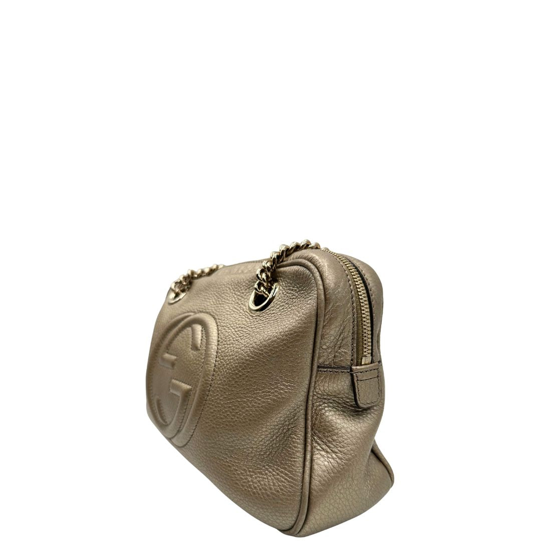 lato Borsa Gucci in pelle dorata con parti metalliche tono su tono; munita di doppi manici in catena e impreziosita da nappa decorativa. Completa di dustbag, di lusso, originale, ottime condizioni, usata.