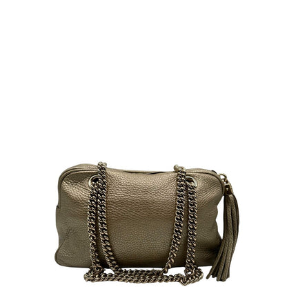 retro Borsa Gucci in pelle dorata con parti metalliche tono su tono; munita di doppi manici in catena e impreziosita da nappa decorativa. Completa di dustbag, di lusso, originale, ottime condizioni, usata. 