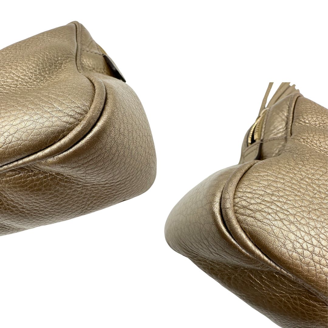 angoli Borsa Gucci in pelle dorata con parti metalliche tono su tono; munita di doppi manici in catena e impreziosita da nappa decorativa. Completa di dustbag, di lusso, originale, ottime condizioni, usata. 