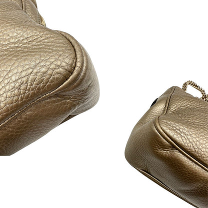 angoli Borsa Gucci in pelle dorata con parti metalliche tono su tono; munita di doppi manici in catena e impreziosita da nappa decorativa. Completa di dustbag, di lusso, originale, ottime condizioni, usata. 