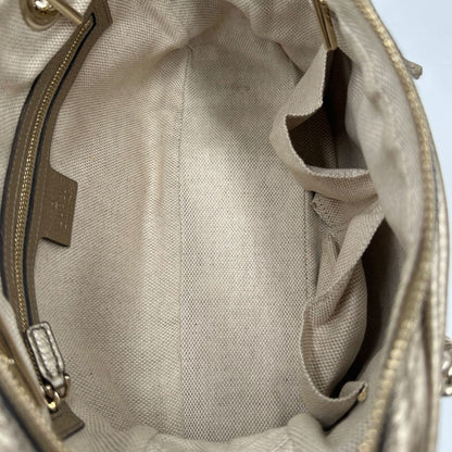interno Borsa Gucci in pelle dorata con parti metalliche tono su tono; munita di doppi manici in catena e impreziosita da nappa decorativa. Completa di dustbag, di lusso, originale, ottime condizioni, usata. 