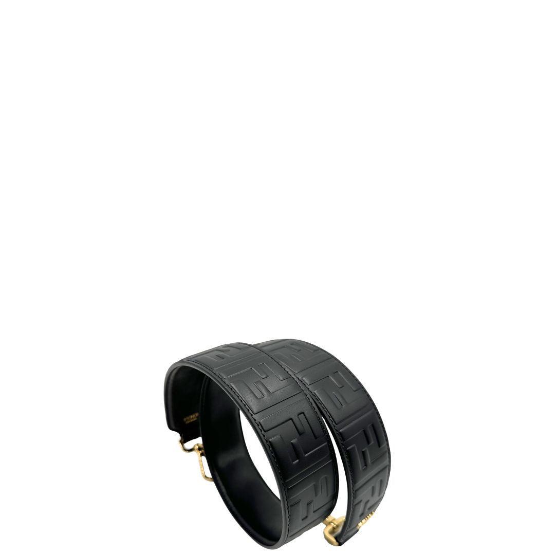 Accessorio tracolla Fendi in pelle nera trama Zucca con parti metalliche dorare. Completa di sacchetto antipolvere e cartellino, di lusso, originale, ottime condizioni, usata. 
