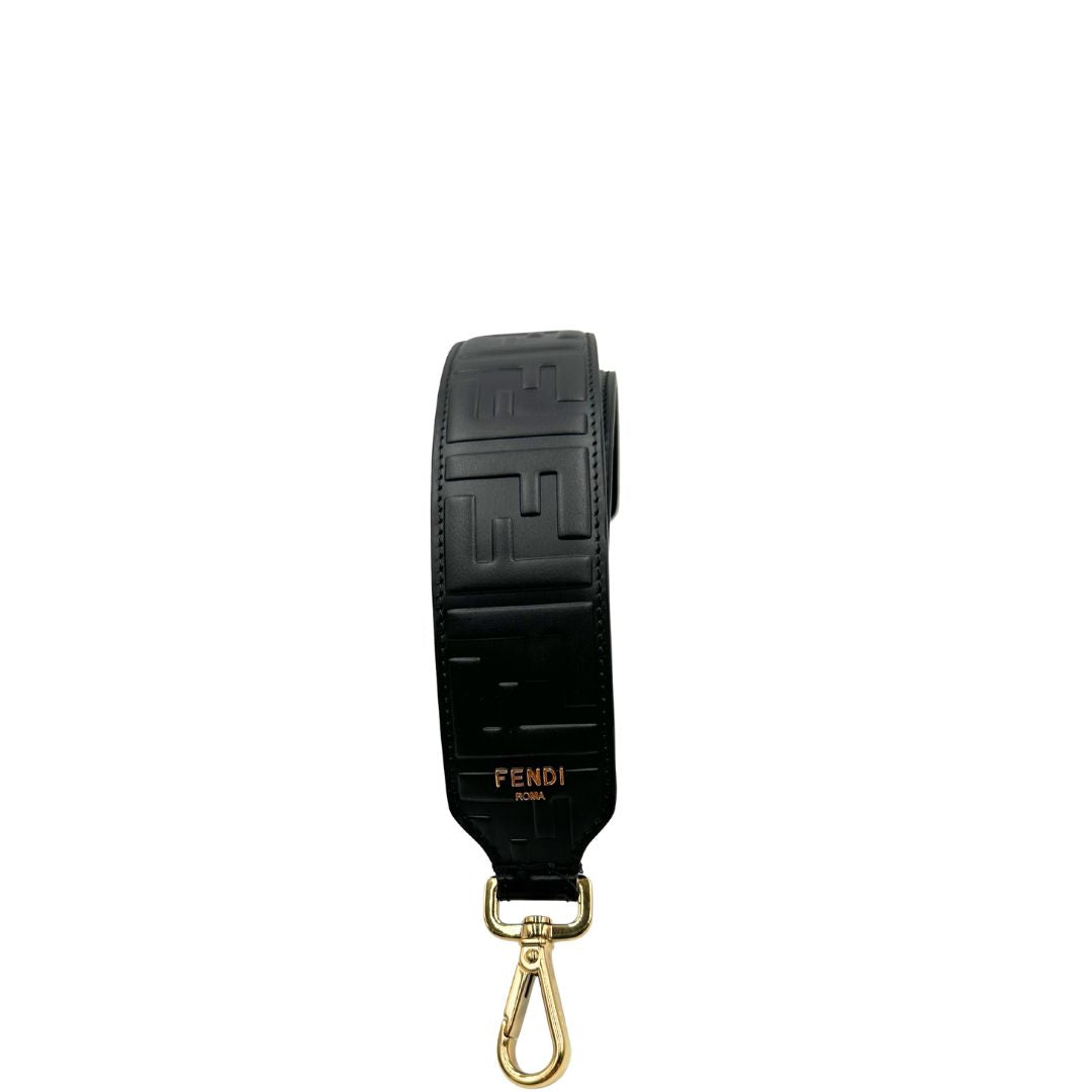 Accessorio tracolla Fendi in pelle nera trama Zucca con parti metalliche dorare. Completa di sacchetto antipolvere e cartellino, di lusso, originale, ottime condizioni, usata.