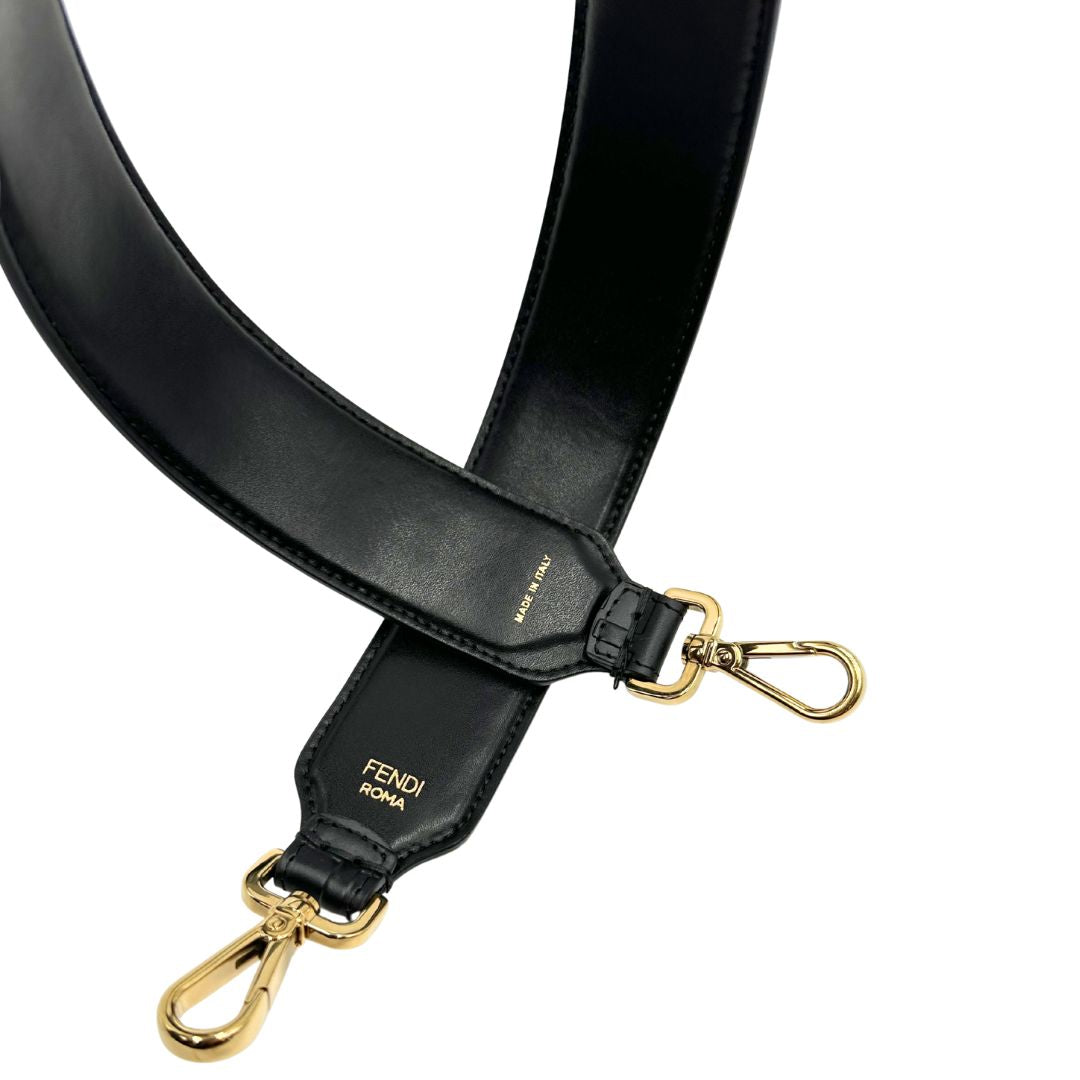 Accessorio tracolla Fendi in pelle nera trama Zucca con parti metalliche dorare. Completa di sacchetto antipolvere e cartellino, di lusso, originale, ottime condizioni, usata.
