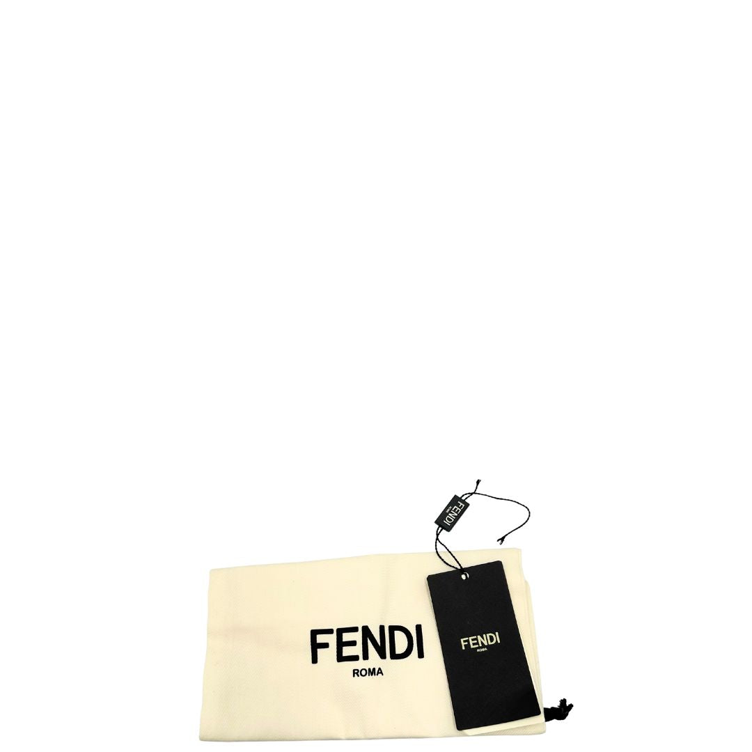 Accessorio tracolla Fendi in pelle nera trama Zucca con parti metalliche dorare. Completa di sacchetto antipolvere e cartellino, di lusso, originale, ottime condizioni, usata.