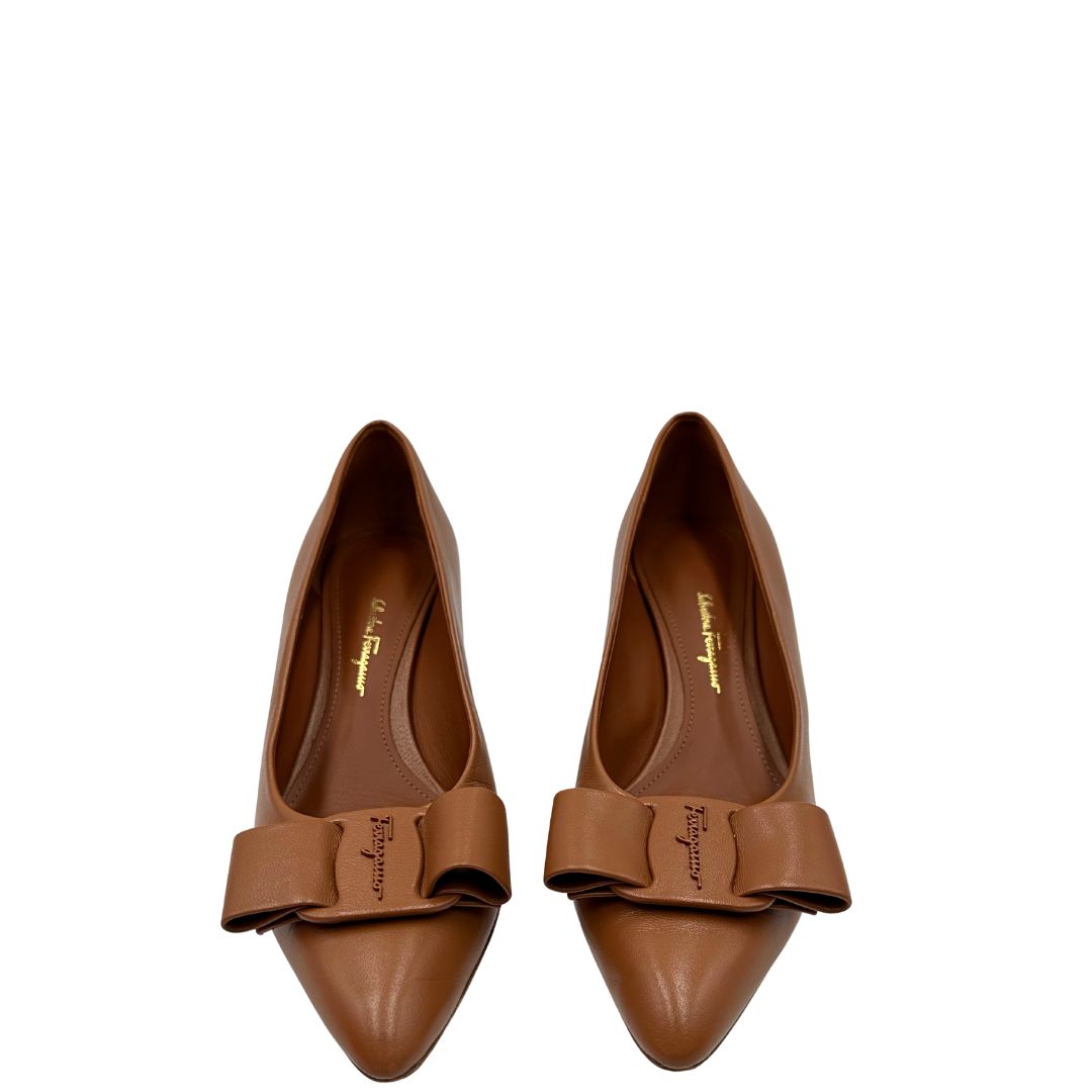 FRONT  Scarpe Salvatore Ferragamo in pelle marrone. Complete di scatola, di lusso, originale, ottime condizioni. 