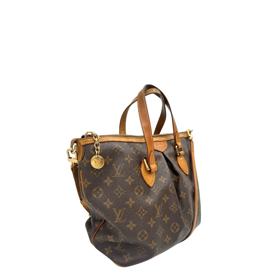 lato Borsa Louis Vuitton in canvas marrone monogram con parti metalliche dorate e finiture in vacchetta naturale; munita di una tracolla amovibile e regolabile e doppi manici. Indossabile a spalla oppure a mano, di lusso, originale, ottime condizioni, usata. 