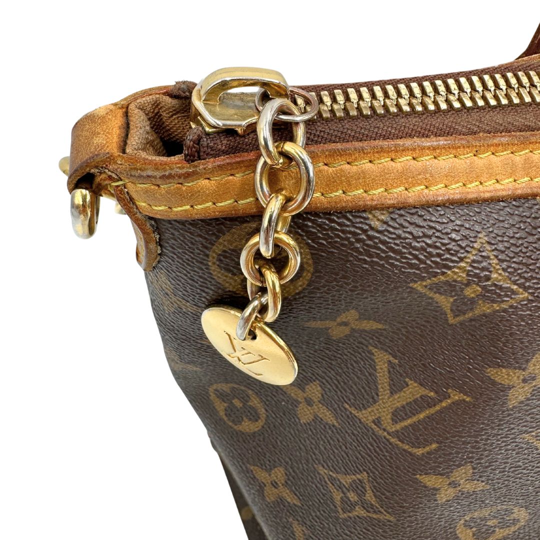 metalleria Borsa Louis Vuitton in canvas marrone monogram con parti metalliche dorate e finiture in vacchetta naturale; munita di una tracolla amovibile e regolabile e doppi manici. Indossabile a spalla oppure a mano, di lusso, originale, ottime condizioni, usata. 