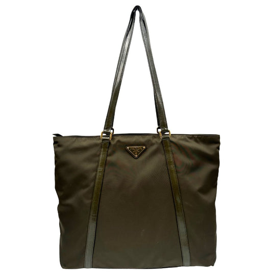 front  Borsa Prada in nylon verde con finiture in pelle tono su tono e parti metalliche dorate; munita di doppi manici, indossabile a spalla. Completa di dustbag, di lusso, originale, ottime condizioni. 