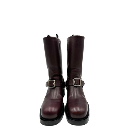 Stivali Saddle Burberry in pelle bordeaux con chiusura alla caviglia con fibbia color argento, punta tonda e suola piatta in gomma. Completi di scatola e dustbag. Originale, usati di lusso, in ottime condizioni. di lusso, in ottime condizioni.