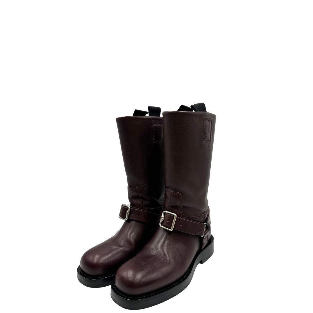 Stivali Saddle Burberry in pelle bordeaux con chiusura alla caviglia con fibbia color argento, punta tonda e suola piatta in gomma. Completi di scatola e dustbag. Originale, usati di lusso, in ottime condizioni.