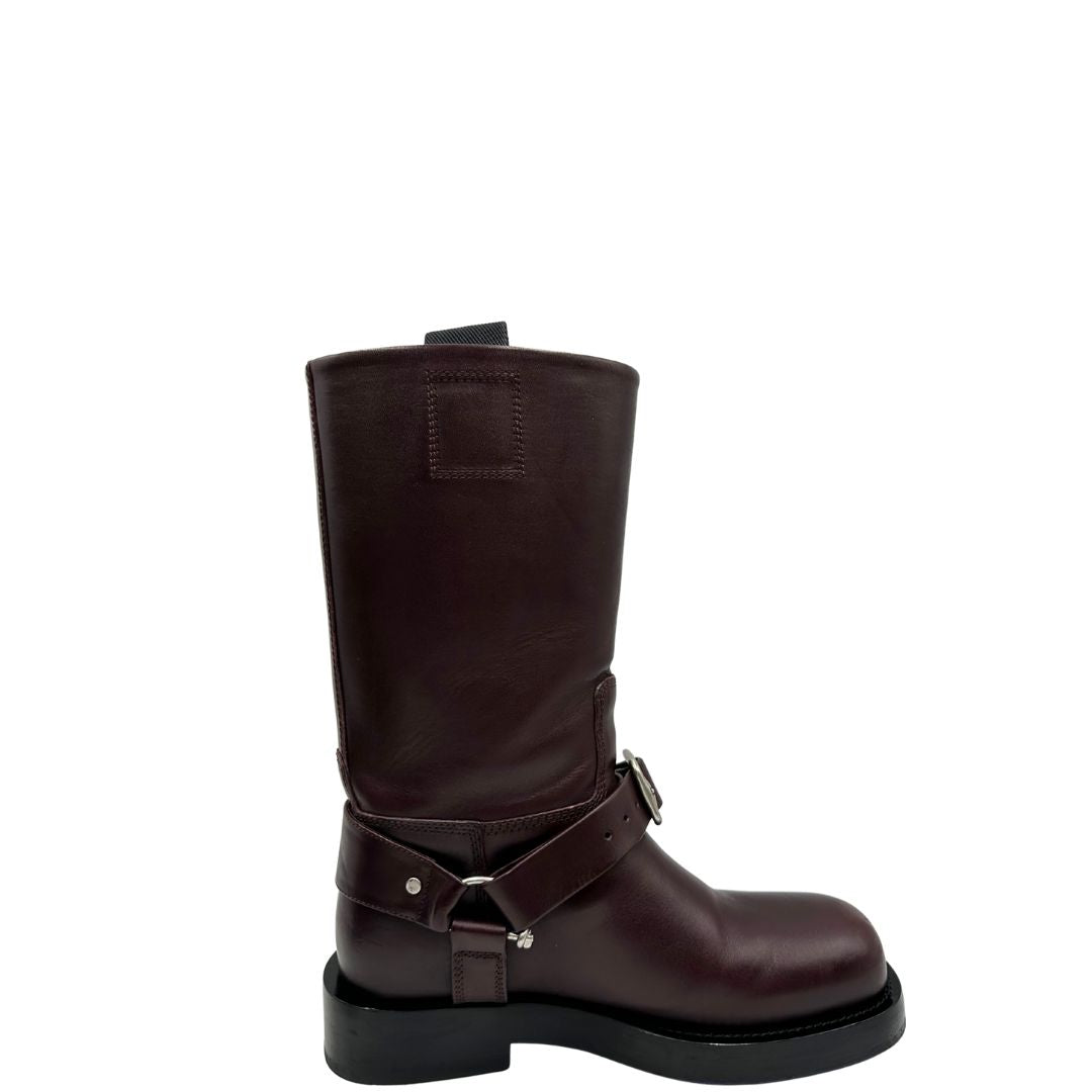 Stivali Saddle Burberry in pelle bordeaux con chiusura alla caviglia con fibbia color argento, punta tonda e suola piatta in gomma. Completi di scatola e dustbag. Originale, usati di lusso, in ottime condizioni.