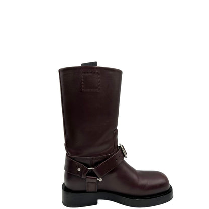 Stivali Saddle Burberry in pelle bordeaux con chiusura alla caviglia con fibbia color argento, punta tonda e suola piatta in gomma. Completi di scatola e dustbag. Originale, usati di lusso, in ottime condizioni.