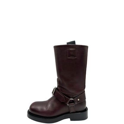 Stivali Saddle Burberry in pelle bordeaux con chiusura alla caviglia con fibbia color argento, punta tonda e suola piatta in gomma. Completi di scatola e dustbag. Originale, usati di lusso, in ottime condizioni.