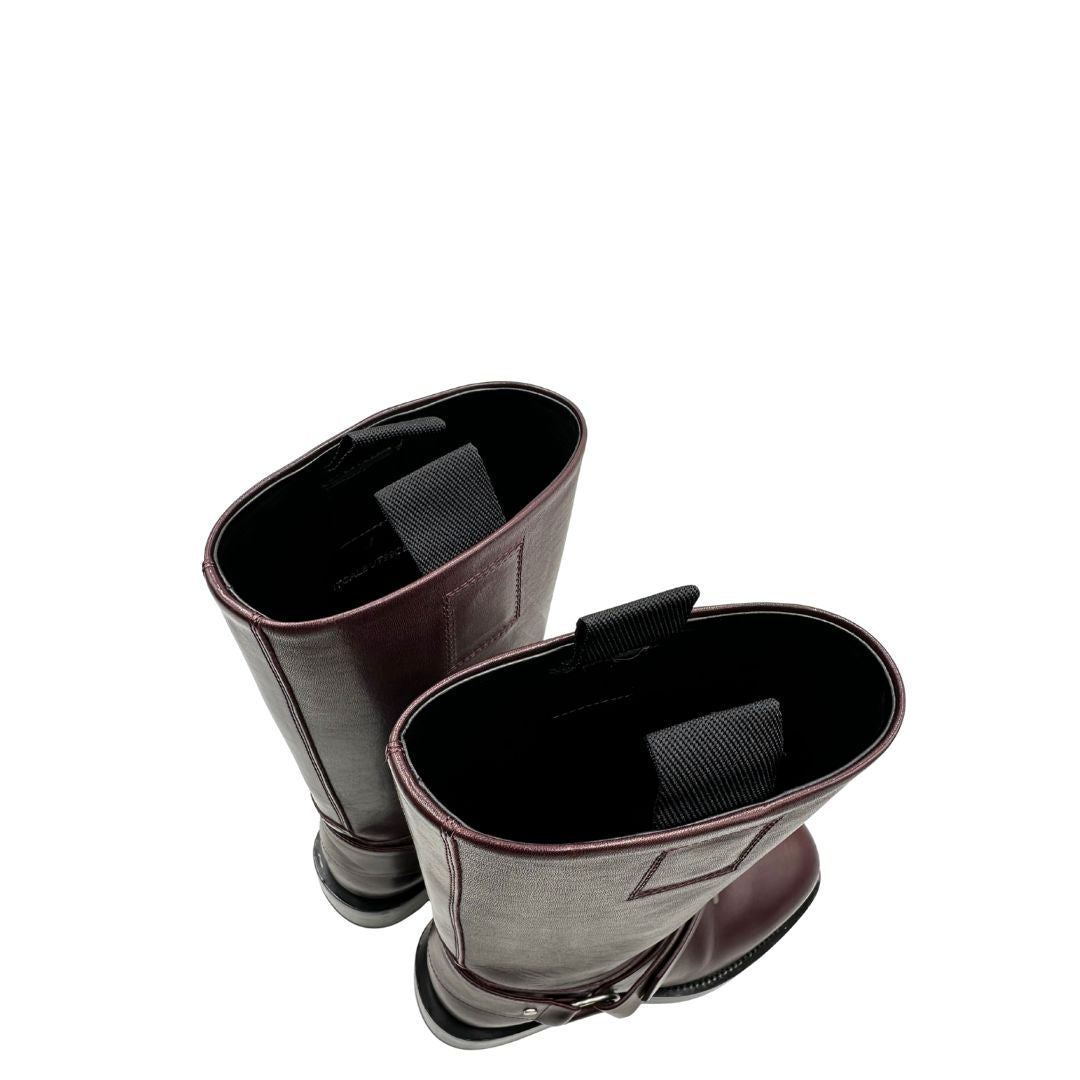 Stivali Saddle Burberry in pelle bordeaux con chiusura alla caviglia con fibbia color argento, punta tonda e suola piatta in gomma. Completi di scatola e dustbag. Originale, usati di lusso, in ottime condizioni.