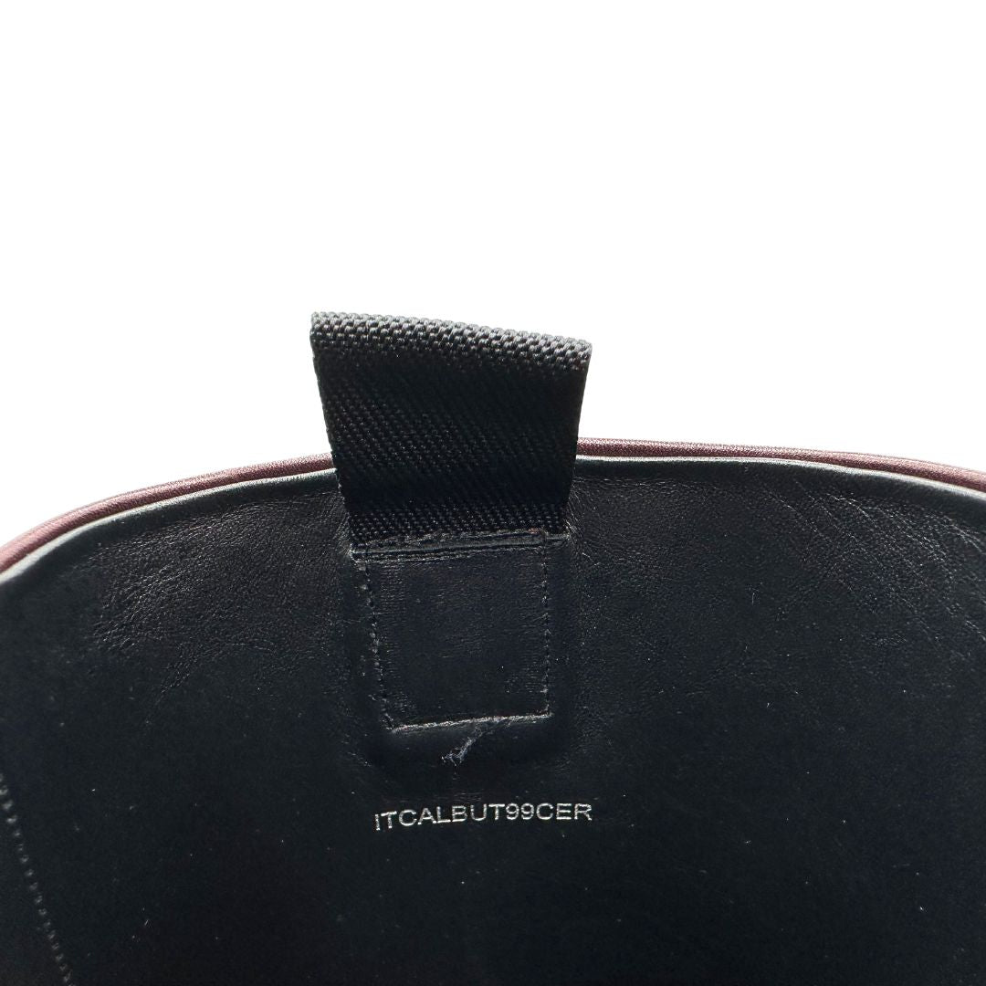 Stivali Saddle Burberry in pelle bordeaux con chiusura alla caviglia con fibbia color argento, punta tonda e suola piatta in gomma. Completi di scatola e dustbag. Originale, usati di lusso, in ottime condizioni.