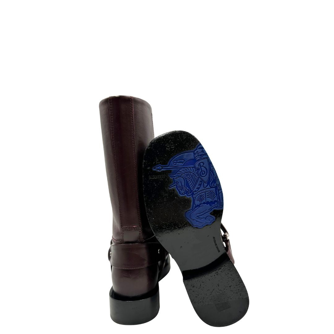 Stivali Saddle Burberry in pelle bordeaux con chiusura alla caviglia con fibbia color argento, punta tonda e suola piatta in gomma. Completi di scatola e dustbag. Originale, usati di lusso, in ottime condizioni.