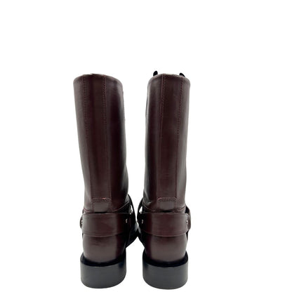 Stivali Saddle Burberry in pelle bordeaux con chiusura alla caviglia con fibbia color argento, punta tonda e suola piatta in gomma. Completi di scatola e dustbag. Originale, usati di lusso, in ottime condizioni.