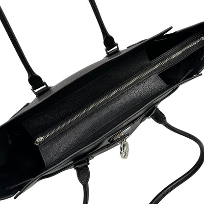 Chiusura di una borsa Michael Kors in pelle nera con parti metalliche argentate; munita di doppi manici. Completa di dustbag. Indossabile a spalla.