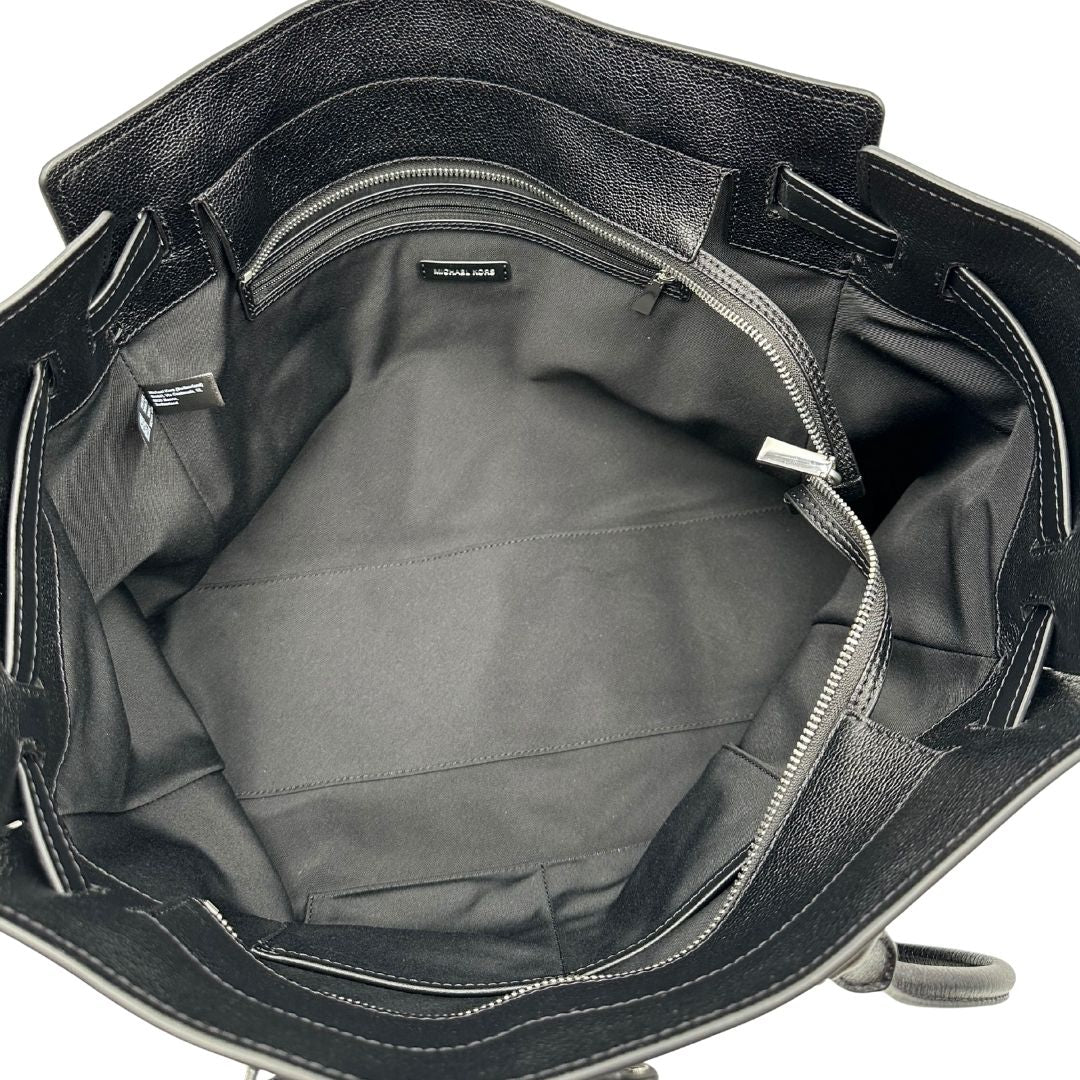 Interno di una borsa Michael Kors in pelle nera con parti metalliche argentate; munita di doppi manici. Completa di dustbag. Indossabile a spalla.